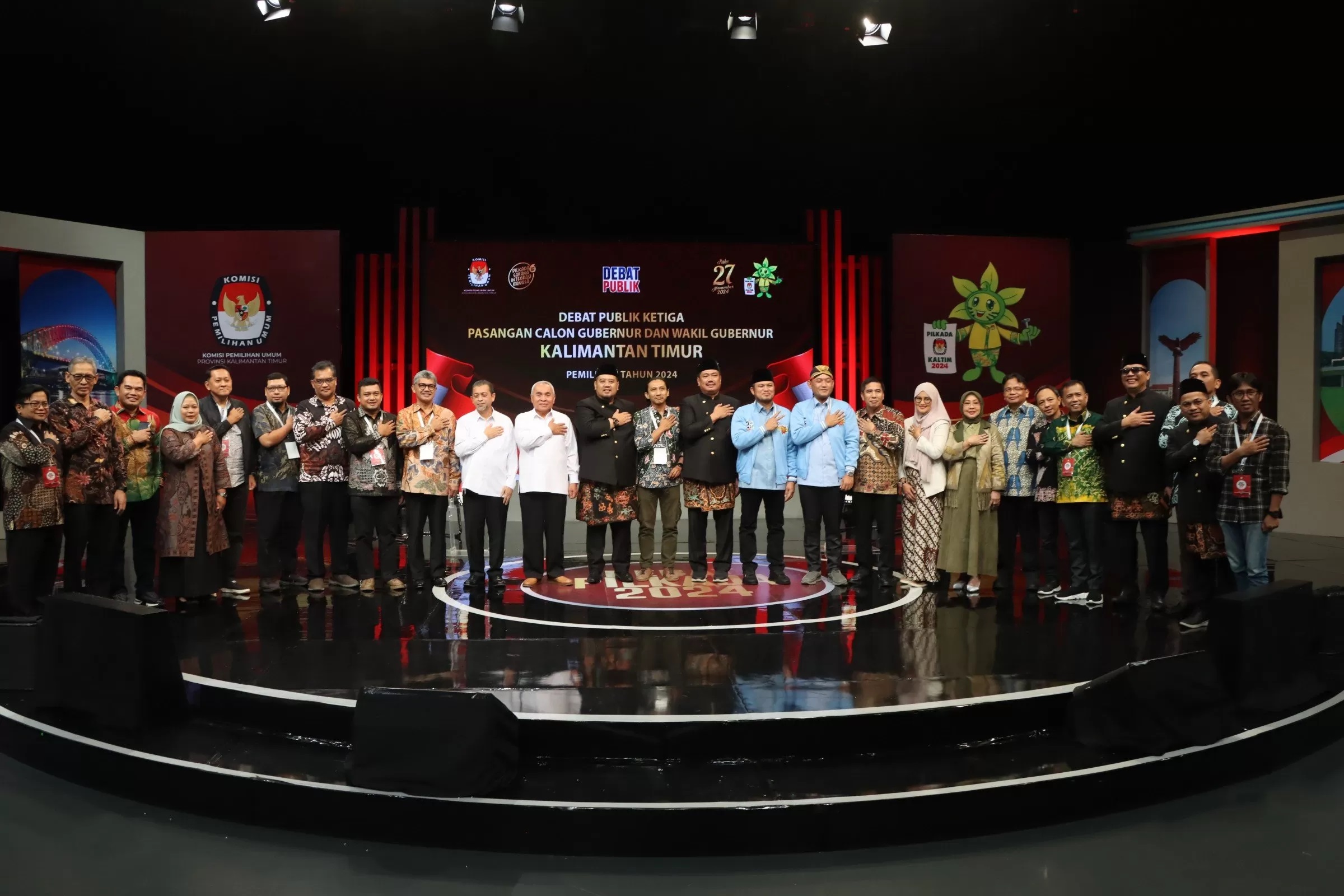 Pasangan calon foto bersama usai debat ketiga Pilkada Kaltim.