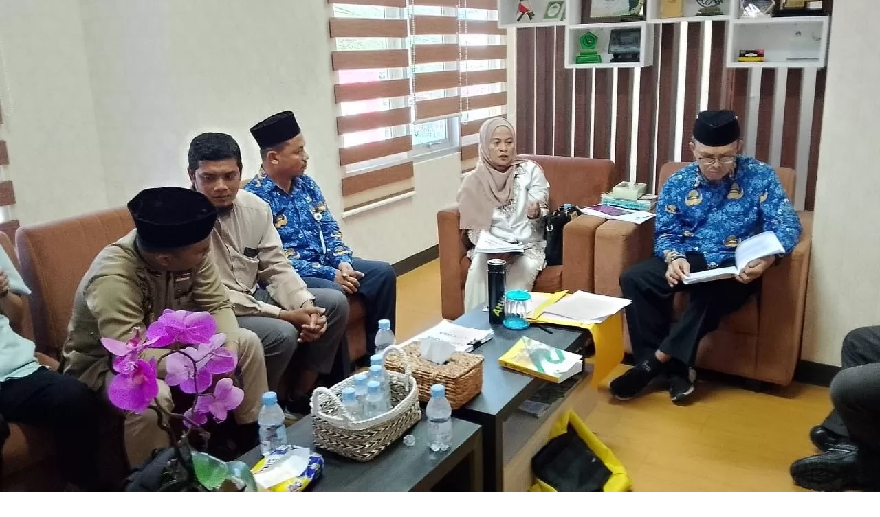 LAPOR: Donatur yang mengklaim sebagai korban melapor ke kantor Kementerian Agama (Kemenag) Balikpapan. (moeso/balpos)