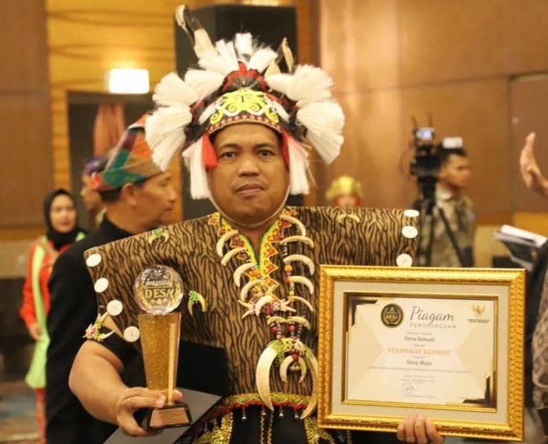 Kades Batuah Abdul Rasyid menerima juara 4 nasional sebagai desa dengan keterbukaan informasi publik dari Kemendigi RI (Istimewa)