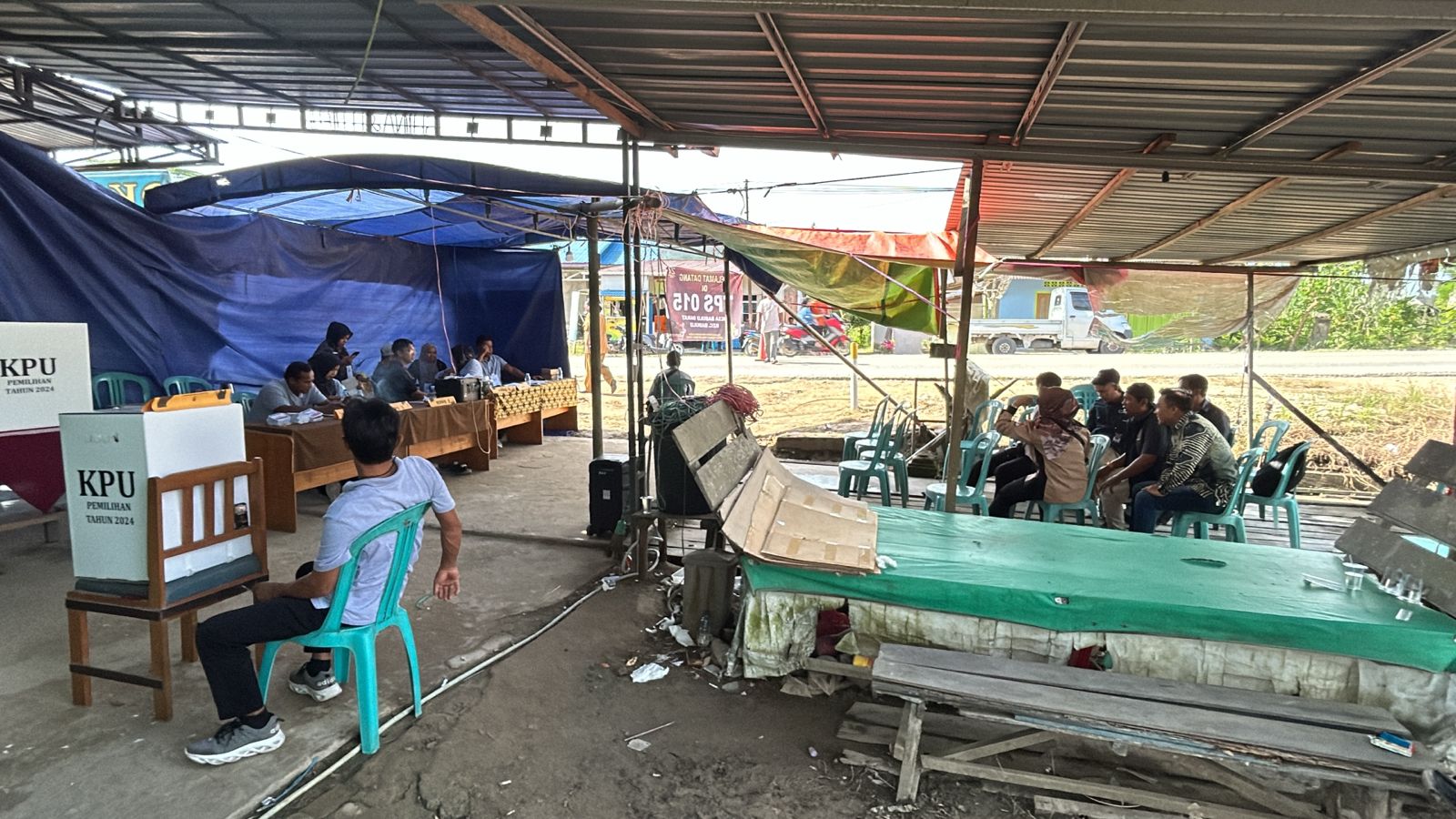 DIULANG: TPS 015 Babulu Darat, Babulu, PPU saat menggelar PSU pilgub Kaltim, Senin (2/12).