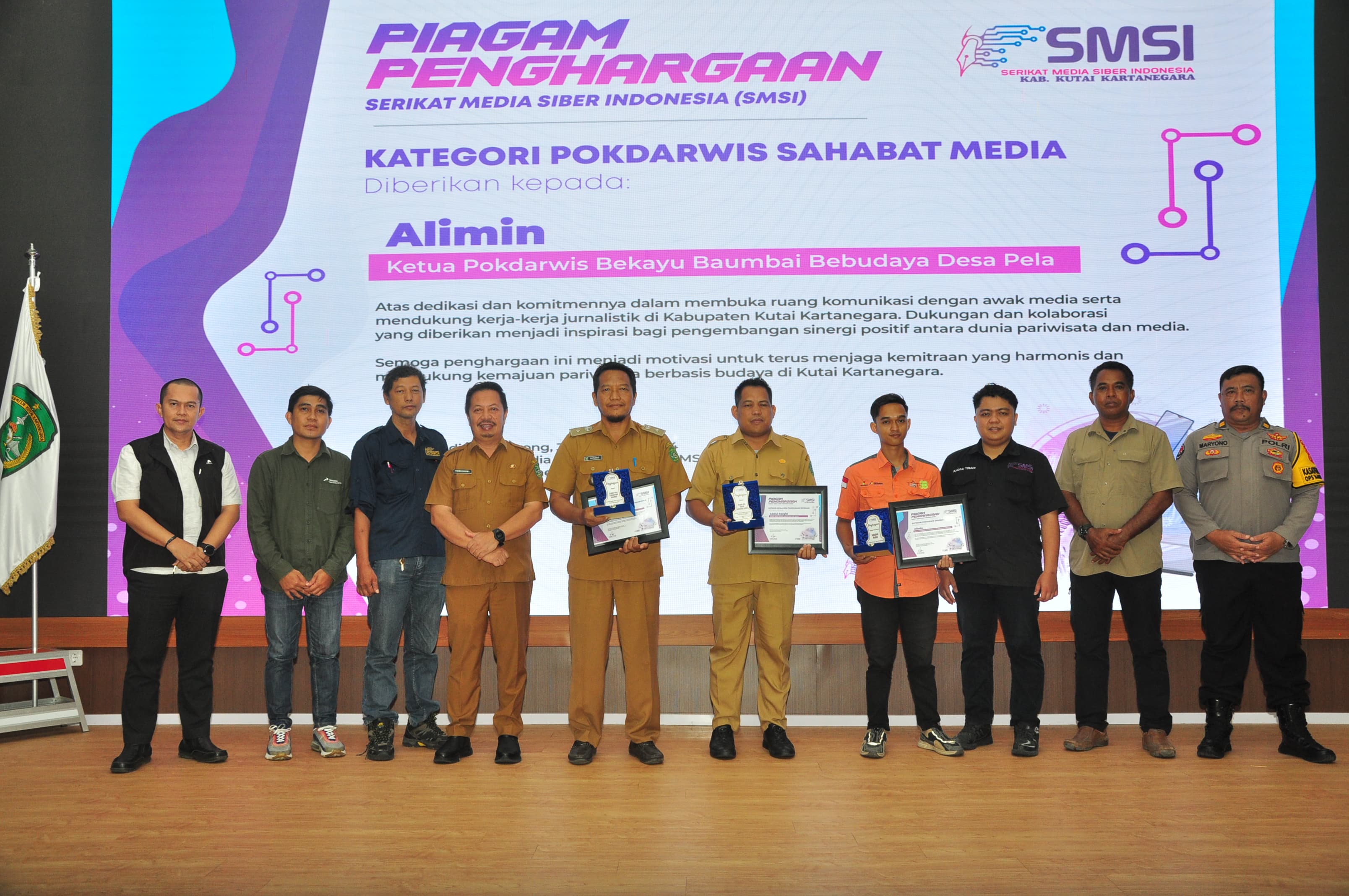 Desa berprestasi yang diberi penghargaan oleh SMSI Kukar.