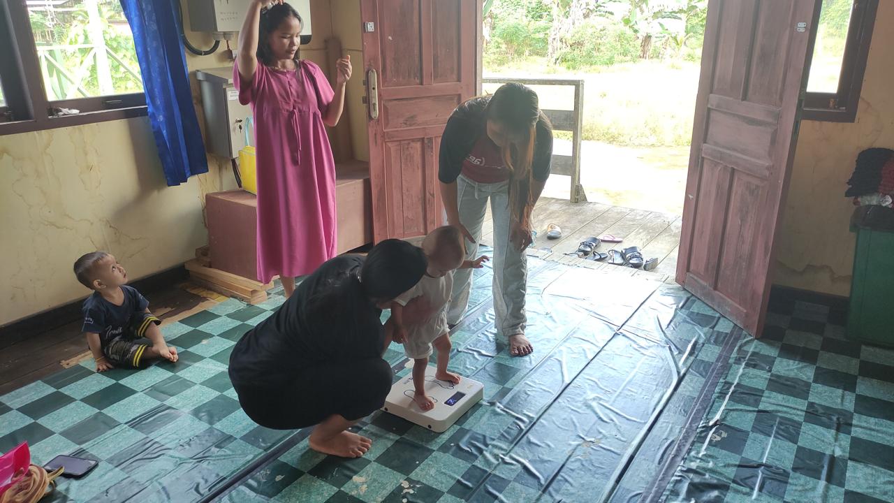 PANTAU: Aktivitas pemantauan tumbuh kembang bayi dan balita di posyandu di desa ring 1 PT KED di Kutim.