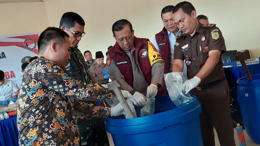 Kapolda Kaltara bersama Forkopimda Kaltara memusnahkan 74 kg sabu.