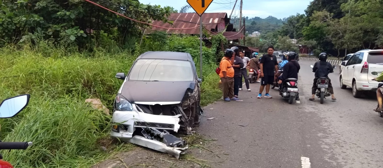 RINGSEK. Kondisi mobil pengetap usai menabrak dua kendaraan dan tiang Telkom. Sementara itu belasan jeriken berisi Pertalite dipindahkan ke mobil patroli untuk dibawa ke Polsek Seberang sebagai bukti.