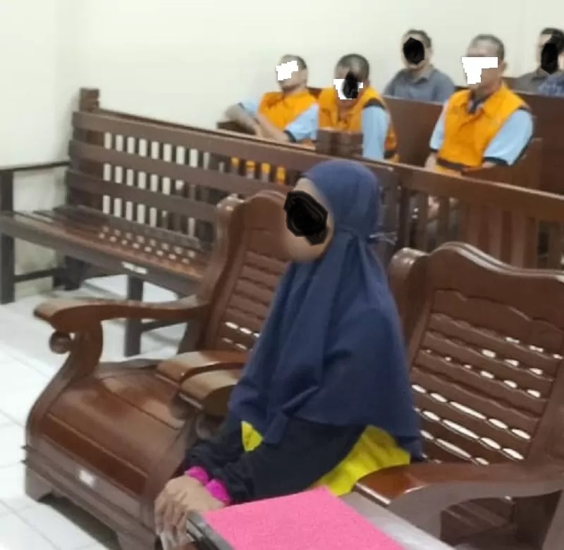 PENGGELAPAN: Ibu rumah tangga berinisial USW harus berhadapan dengan hukum akibat melakukan penggelapan uang perusahaan. (moeso/balpos)