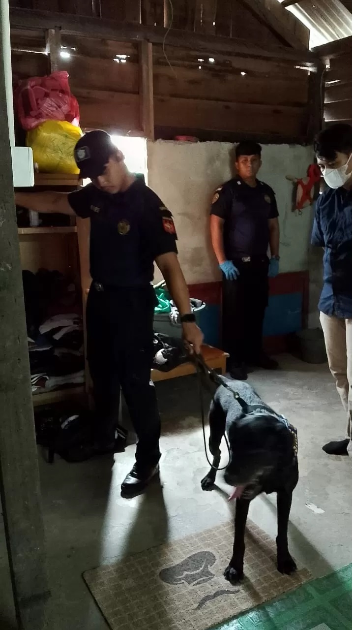 CARI BARANG BUKTI: Petugas menggeledah rumah HRS yang diketahui kesehariannya bekerja sebagai sopir truk ayam. (moeso/balpos)