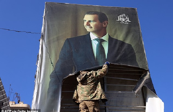 Gambar Bashar al Assad yang dirobek.
