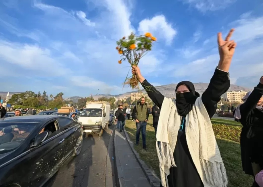 Masyarakat merayakan jatuhnya rezim Presiden Bashar al-Assad, di Lapangan Umayyah di Damaskus, 8 Desember 2024. (Foto: Louai Beshara/AFP)