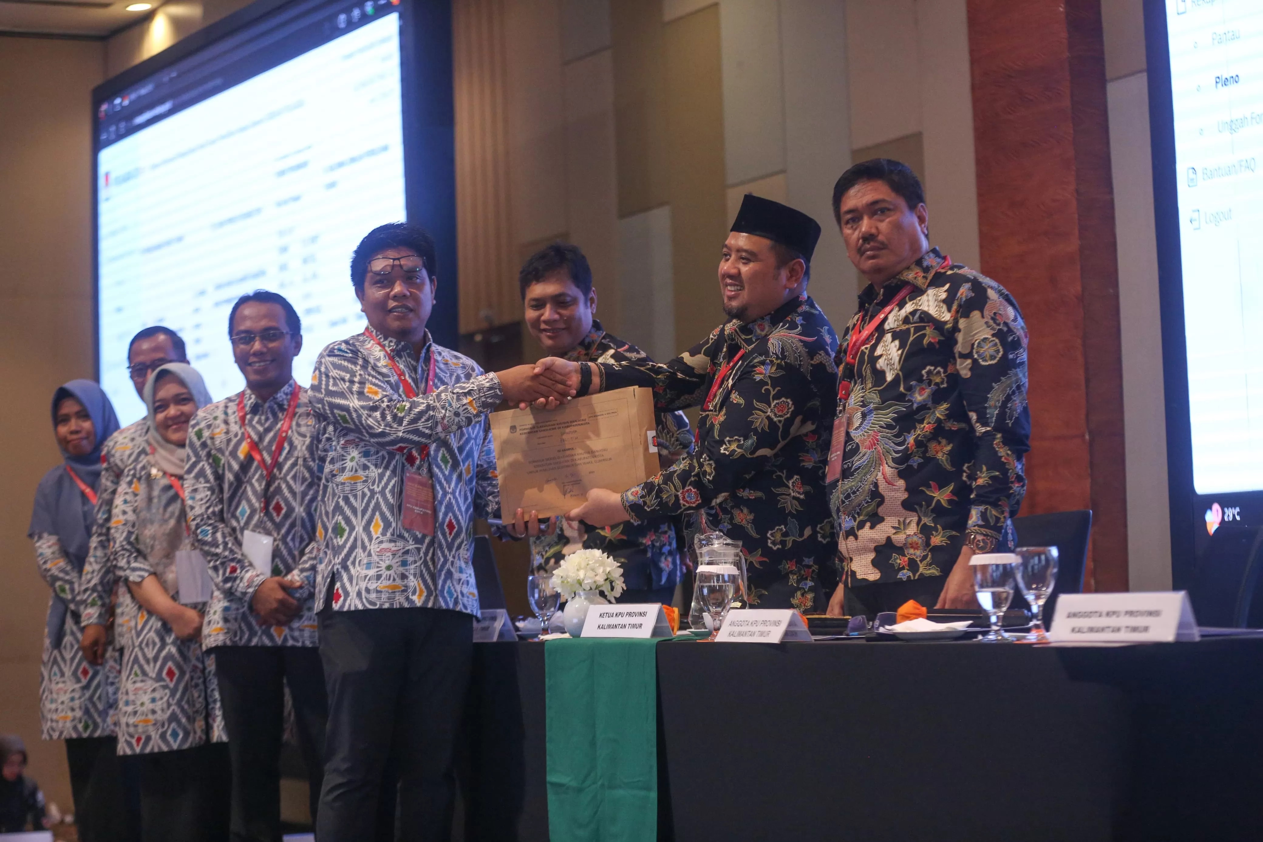 TAHAPAN PEMILU: Rekapitulasi hasil penghitungan suara tingkat provinsi yang diselenggarakan KPU Provinsi, di Hotel Harris,Minggu (8/12). (FOTO: RAMA)