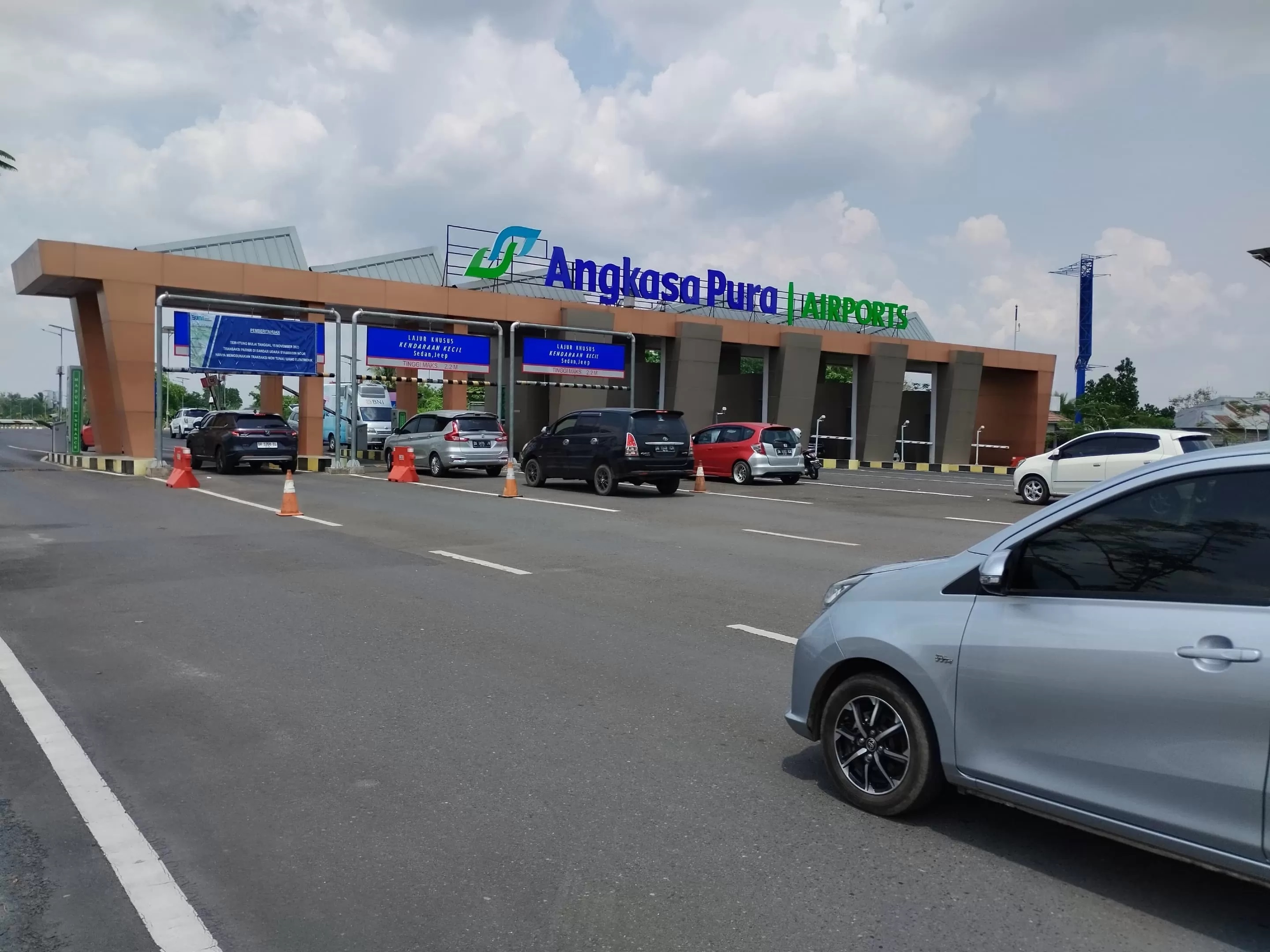 MENGANTRE : Gerbang pintu masuk parkir roda empat Bandara Syamsudin Noor Banjarmasin, di Kota Banjarbaru.