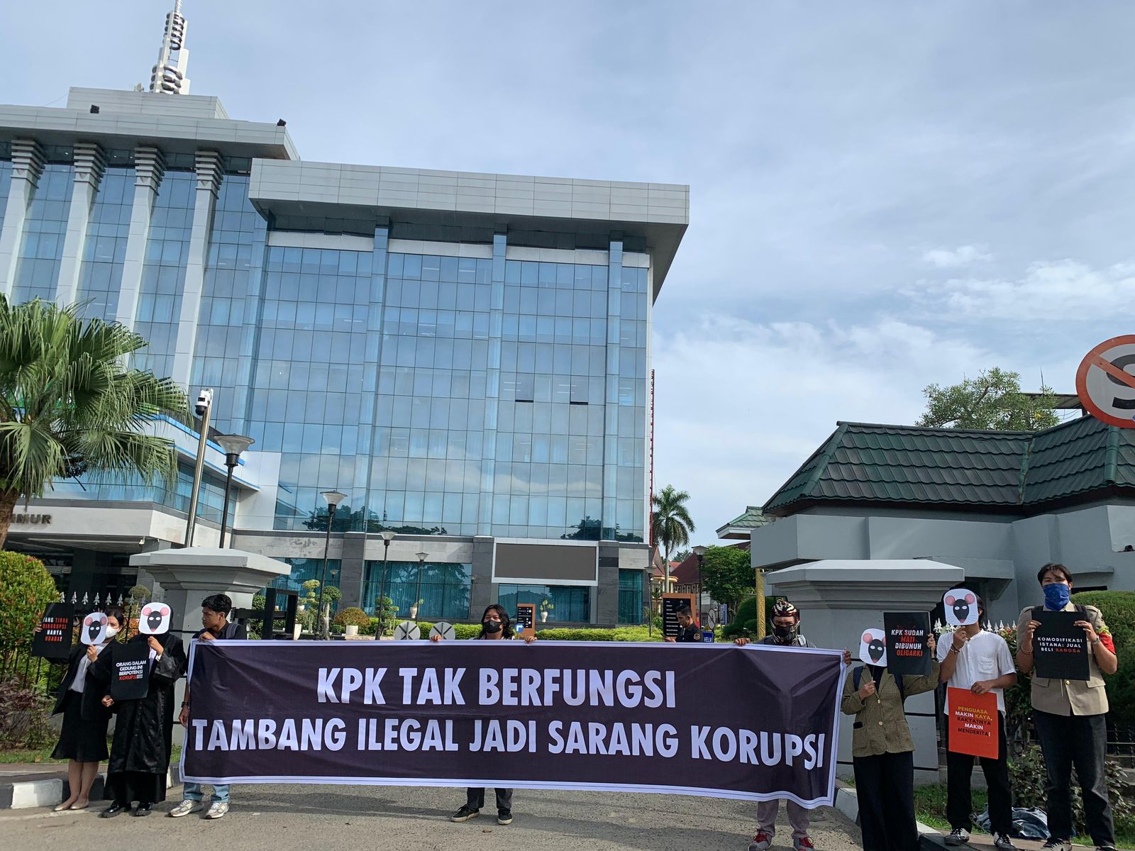 Aksi aktivis di Samarinda dalam peringatan Hari Anti Korupsi.