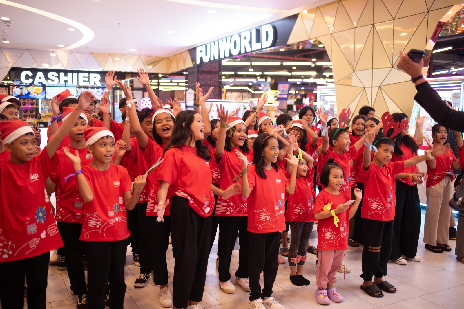 DEKAT: Telkomsel mengajak anak-anak panti asuhan di Pontianak, Kalimantan Barat, untuk bermain dan belanja di Gaia Bumi Raya City Mall.
