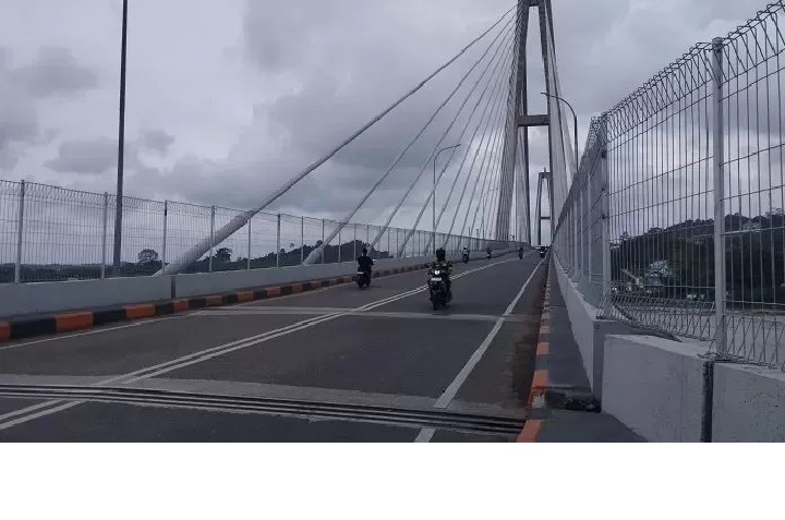 HANYA SEMENTARA. Masyarakat diminta mencari alternatif lain jika ingin melewati Jembatan Achmad Amins di malam hari.