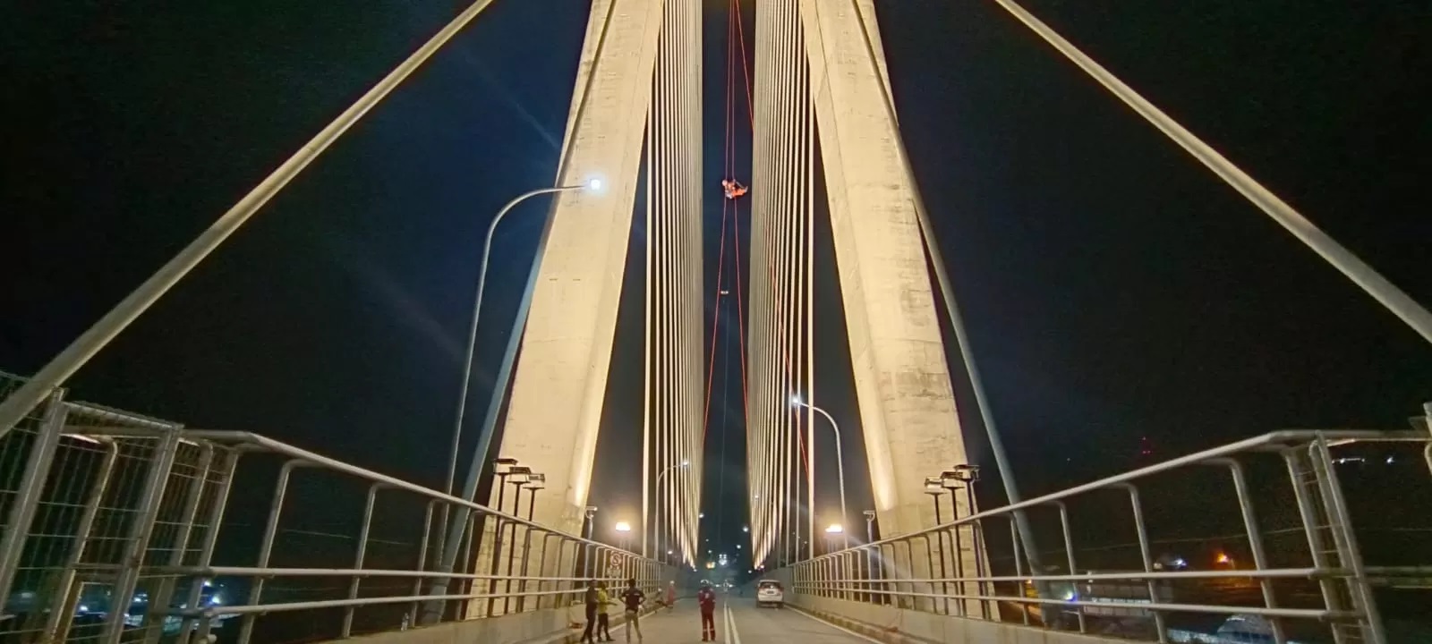 Jembatan Achmad Amins saat malam.