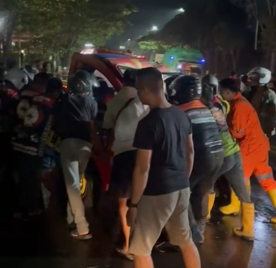 Relawan dan warga bantu evakuasi korban.