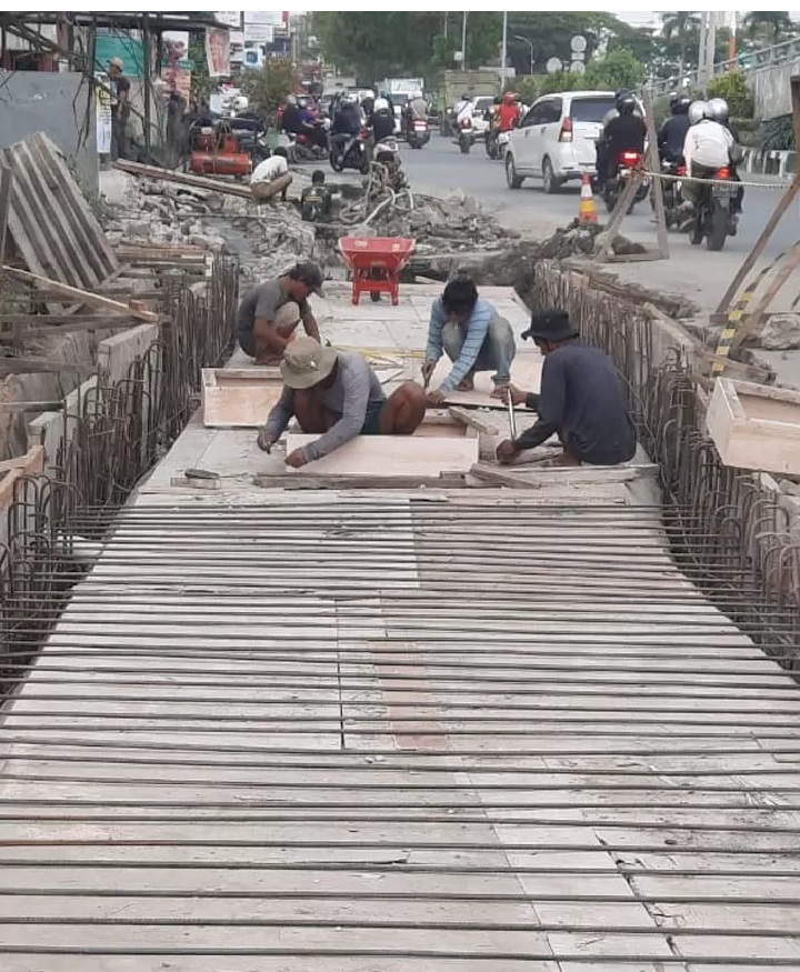 SEKTOR KONSTRUKSI. Pekerja di sektor konstruksi menjadi salah satu bagian dari pekerja yang harusnya mendapatkan upah layak sesuai UMK yang sudah ditetapkan.