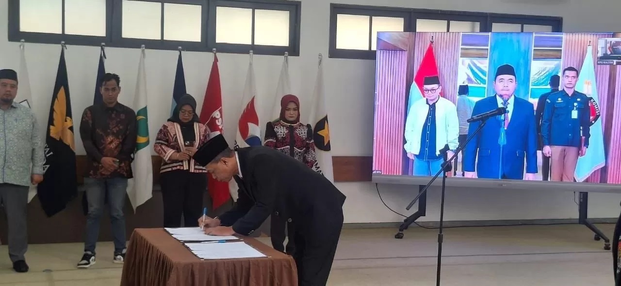 JARAK JAUH. Asmadi Asnan dilantik di Aula KPU Kaltim, Samarinda pada Rabu (11/12). Pelantikan dipimpin Ketua KPU RI Mochamad Afifuddin melalui teleconference.