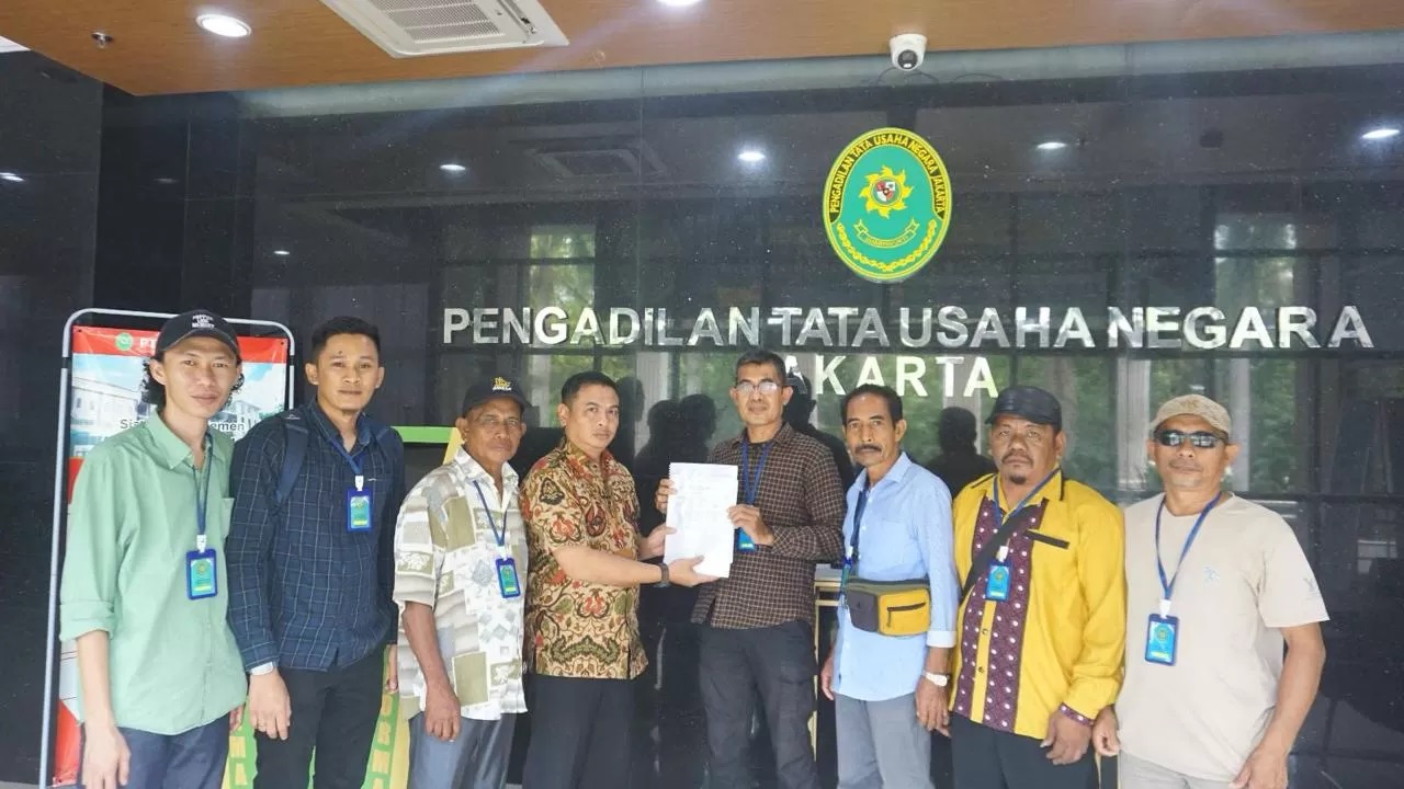 PROTES. Nelayan Balikpapan menggelar aksi di depan PTUN Jakarta menolak keputusan penetapan lokasi pelabuhan.