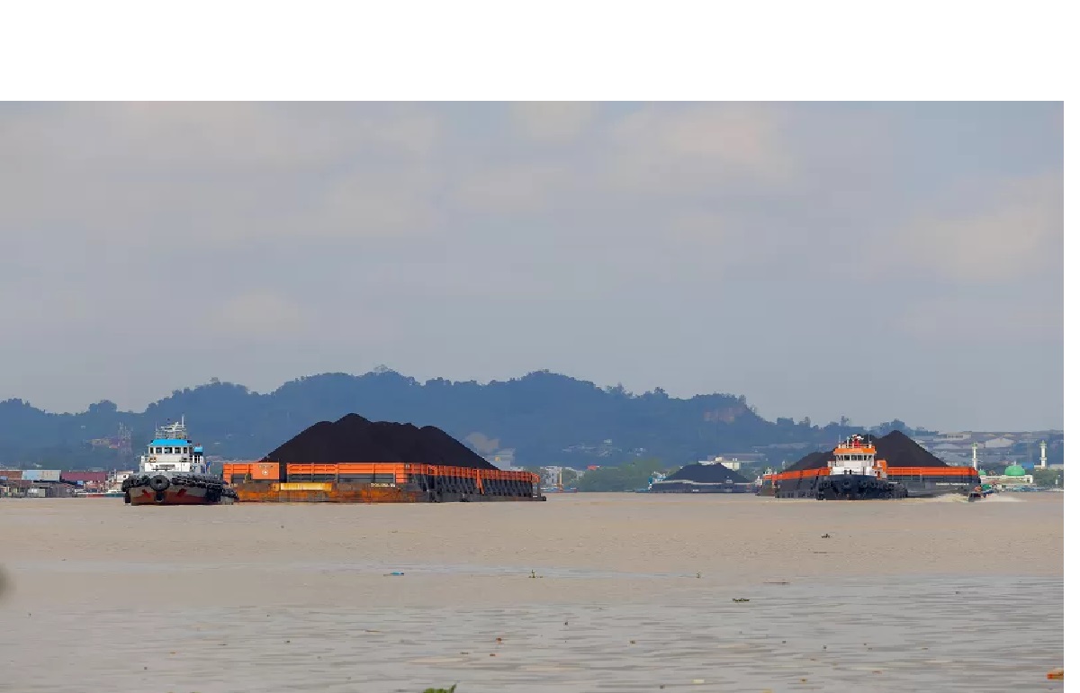 Deretan kapal pengangkut batu bara melintasi Sungai Mahakam. Tahun ini bisnis ini masih terus tumbuh, terlihat dari kucuran kredit yang tinggi.