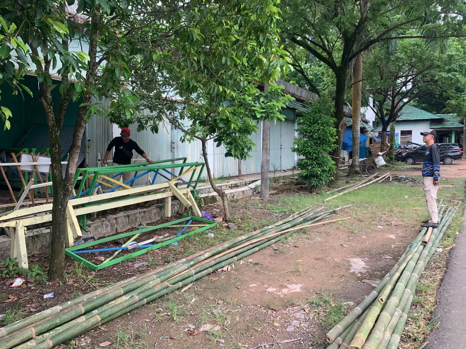 SIAPKAN: Petugas Perumda Pasar Bauntung Batuah Martapura saat membersihkan kawasan Pusat Perbelanjaan Sekumpul (PPS) untuk lahan parkir jemaah Haul Guru Sekumpul (SHEILA FARAZELA/ RADAR BANJARMASIN)