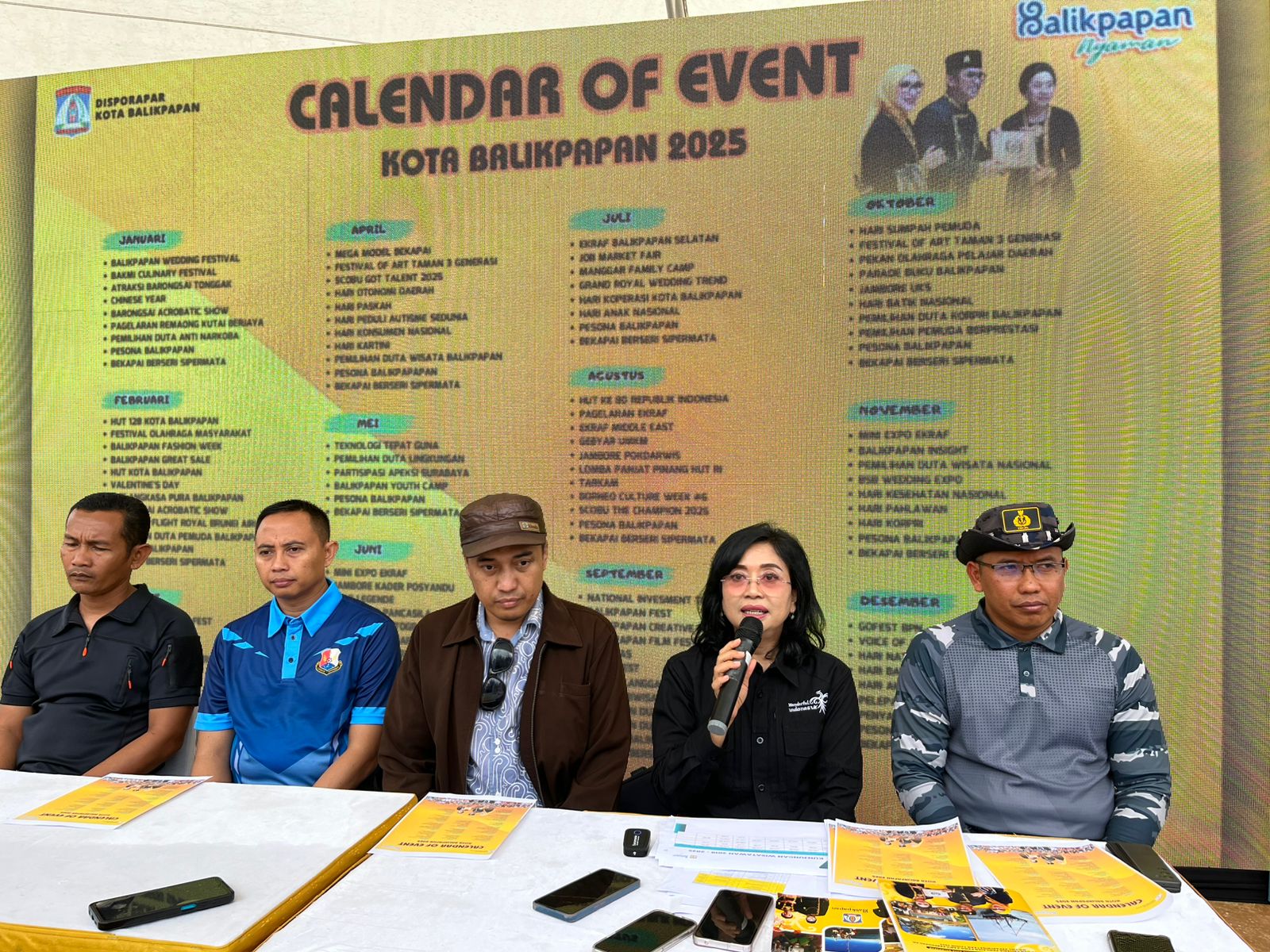 DATA LENGKAP: Kepala Disporapar Cokorda Ratih Kusuma saat membeber Calender of Event) Balikpapan 2025, Minggu, 15 Desember 2024.