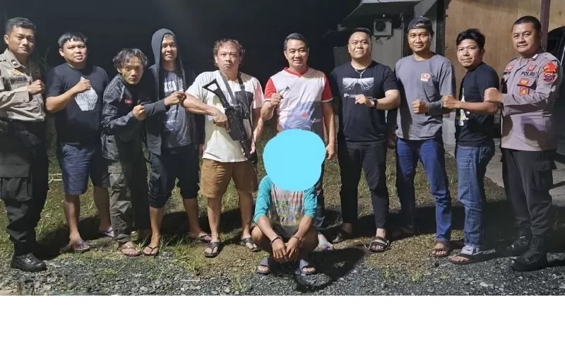 DIAMANKAN: Personel Polsek Jorong berhasil menangkap pelaku penganiayaan (jongkok) di Desa Simpang Empat Sungai Baru, Kecamatan Jorong. (Foto : Polsek Jorong For Radar Banjarmasin)