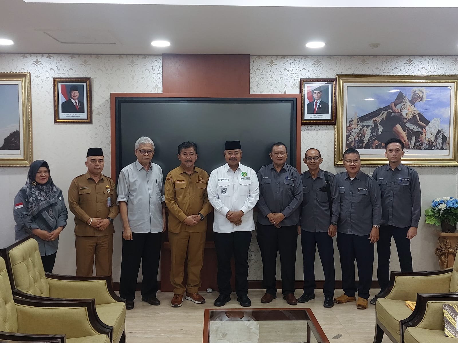 Bupati Kukar Edi Damansyah bersama jajaran pemerintah dan Dewan Pengupah Kukar (Elmo/Prokal.co)
