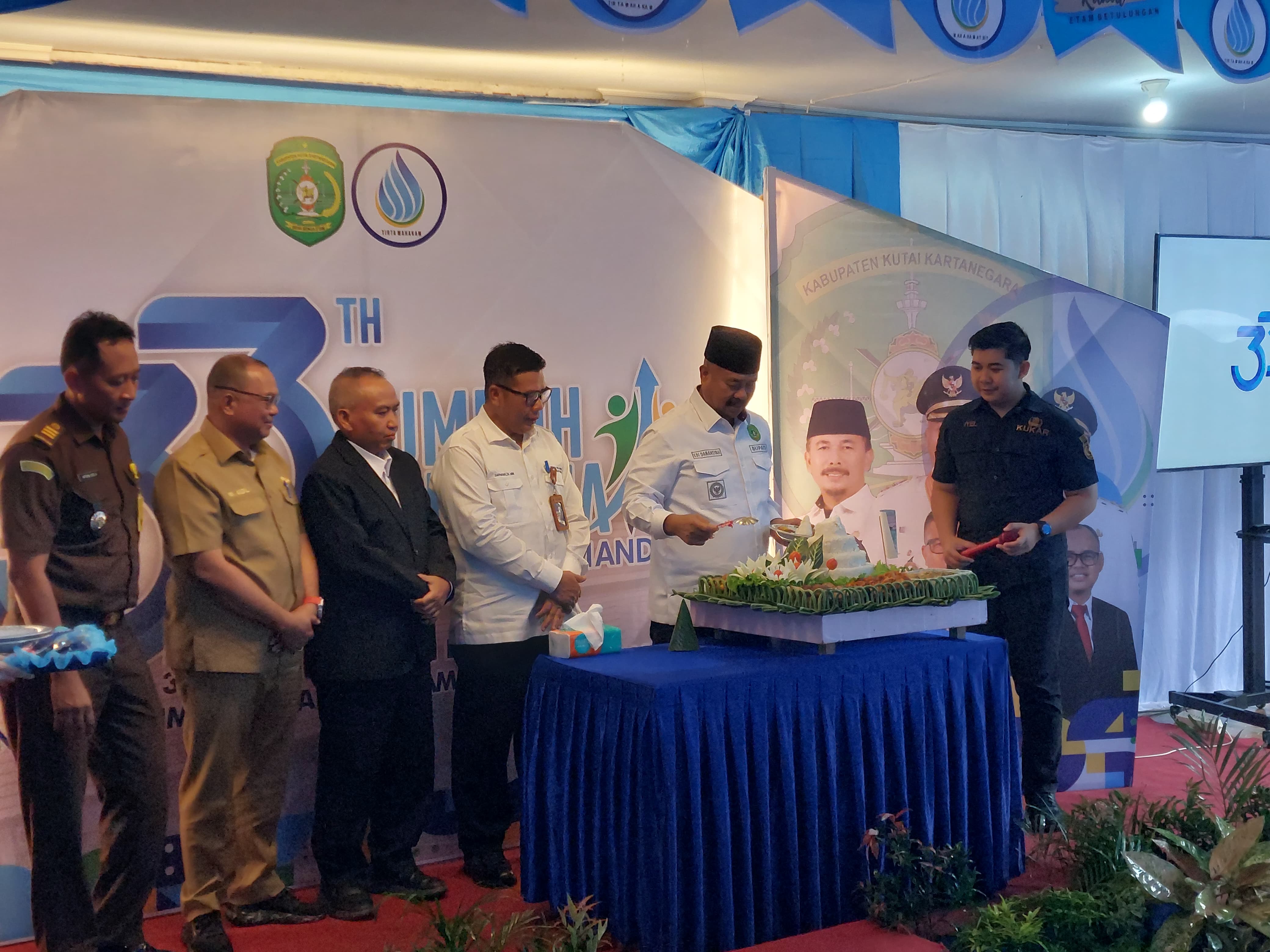 HUT Ke-33 Perumda Tirta Mahakam dengan tema Tumbuh Bersama Prima Sehat Mandiri yang turut dihadiri Bupati Kukar Edi Damansyah (KP)