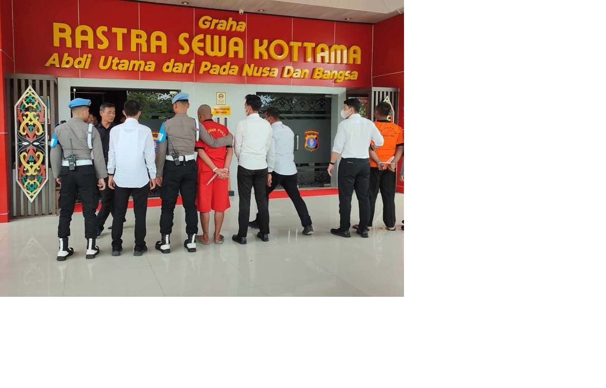 MH saat digiring petugas ditampilkan ke publik atas keterlibatan dugaan pembunuhan melibatkan oknum polisi yang bertugas di Polresta Palangka Raya.