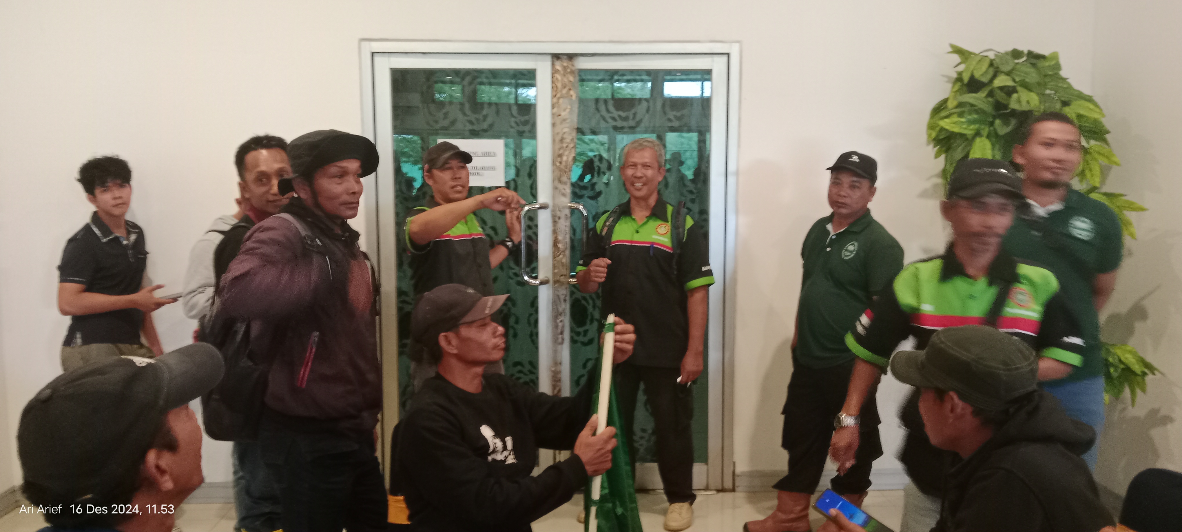 UNJUK RASA: Buruh yangtergabung dalam FSP Kahutindo PPU menggelar aksi saat pembahasan UMSK PPU 2025 di Hotel Gran Nusa di Jalan Propinsi, Penajam, PPU, Senin (16/12/2024).