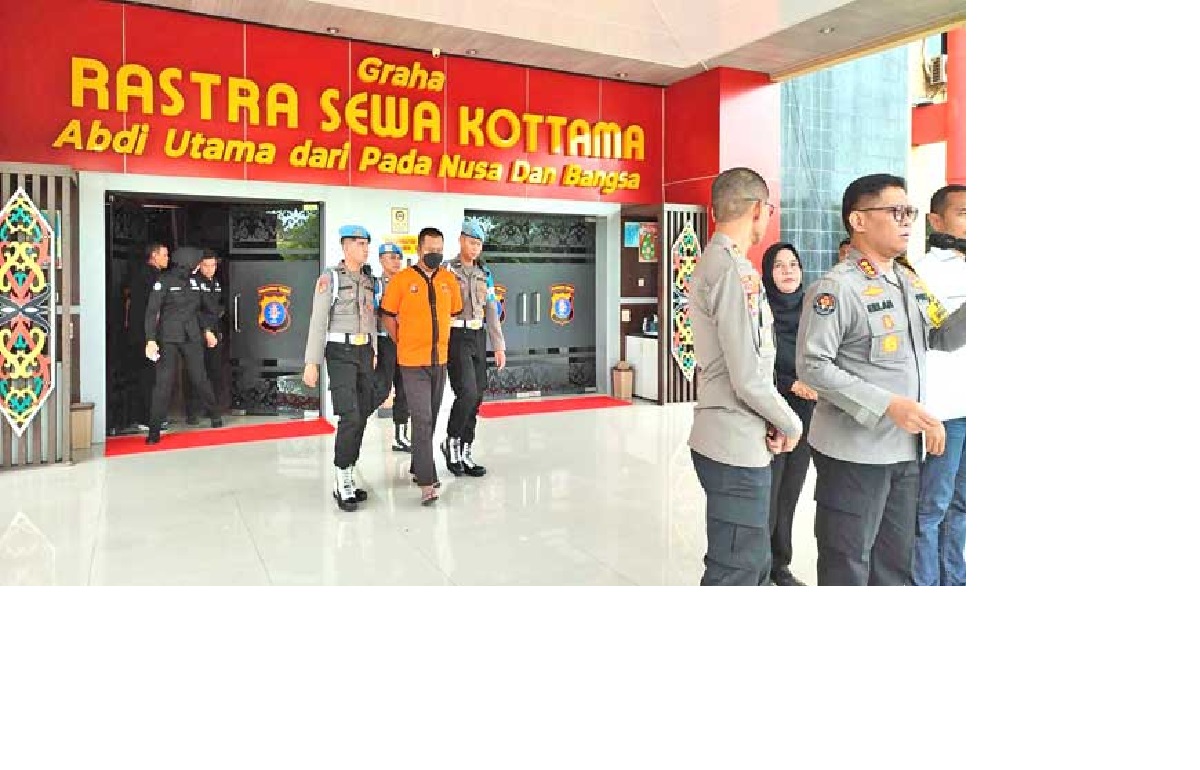 TETAPKAN TERSANGKA: Okum polisi bertugas di Polresta  Palangka Raya, Brigadir AKS, diperlihatkan ke publik dalam konferensi pers yang digelar Polda Kalteng, Senin (16/12).DODI/RADAR SAMPIT