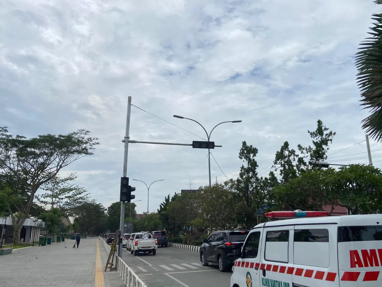 SEDANG BERJALAN. Pelican cross yang ada di Jalan Gajah Mada untuk memudahkan penyeberang pengunjung Teras Samarinda.