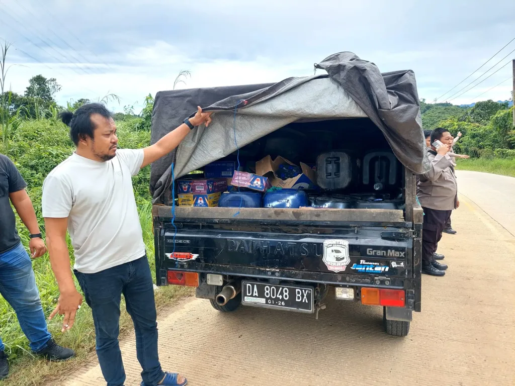 BARANG BUKTI: Mobil pikap yang digunakan terduga pelaku mengangkut BBM jenis Pertalite dalam kemasan jeriken, disita anggota Polres Paser, Selasa, 17 Desember 2024,