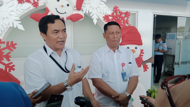 CEO Region VI PT Angkasa Pura Indonesia, Handy Heryudhitiawan (kiri) didampingi General Manager Bandara Internasional SAMS Sepinggan, Iwan Novi Hantoro.