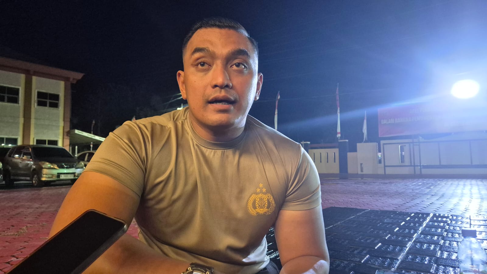 BERI KETERANGAN: Kapolres Paser AKBP Novy Adi Wibowo saat diwawancarai media, Selasa (17/12/2024) malam.