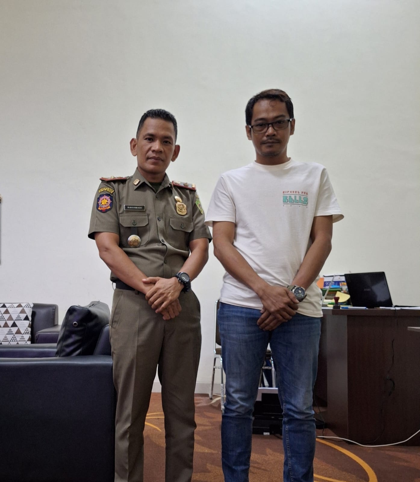 MINTA MAAF: Ketua Panitia Pesta Akhir Tahun 2024, Puput Rosehansyah (kanan) saat bertemu dengan Sekretaris Umum MUI PPU, Rakhmadi, Selasa, 17 Desember 2024.