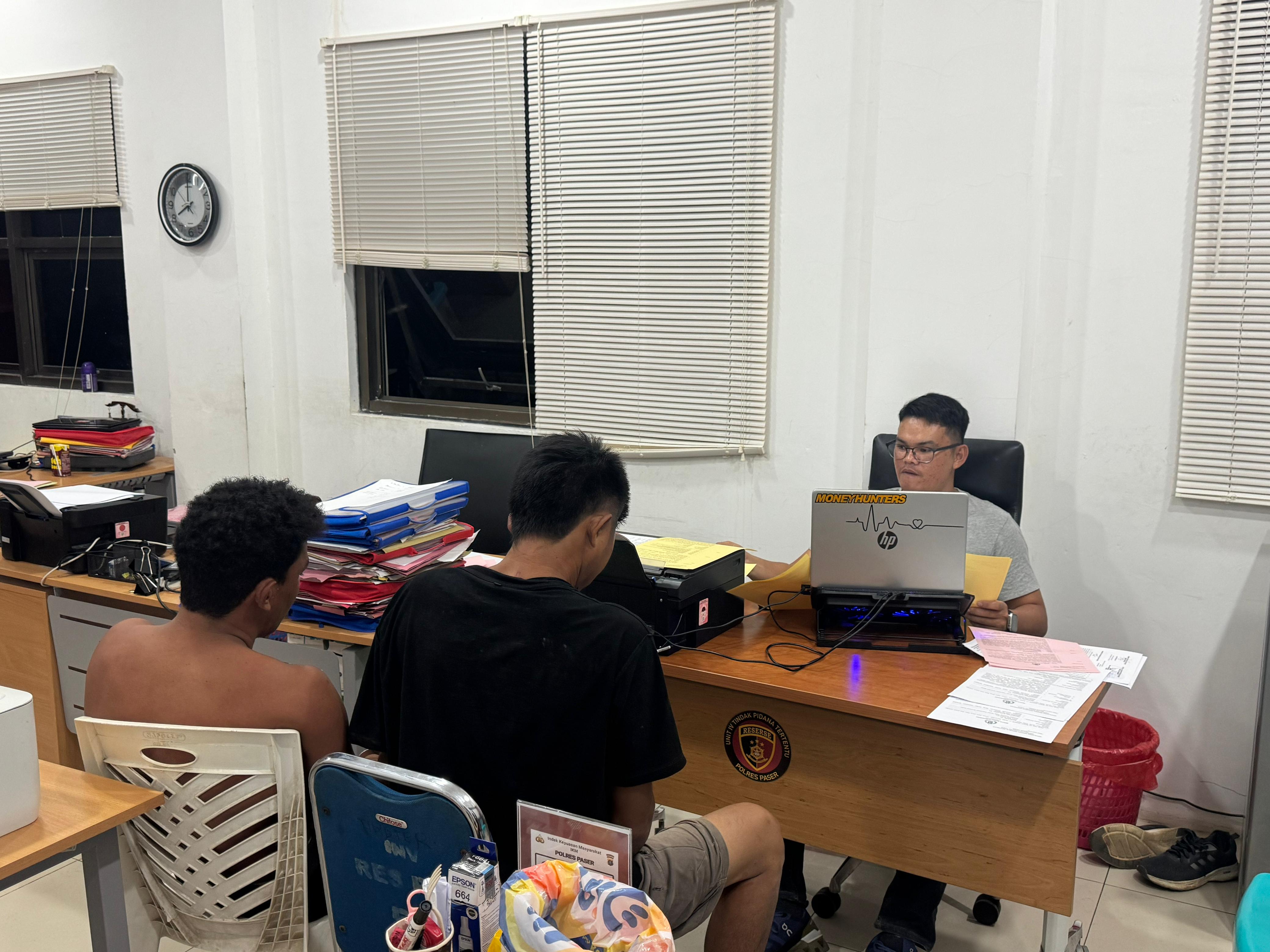 TEWASKAN ANGGOTA POLISI: Dua pengetap BBM di Desa Batu Butok, Kecamatan Muara Komam, Kabupaten Paser, saat menjalani pemeriksaan.