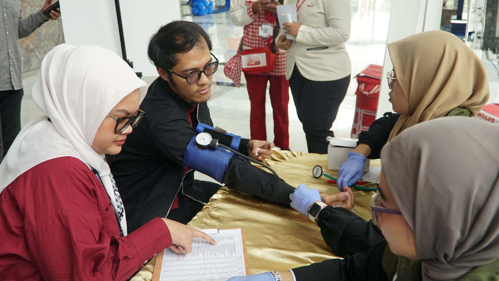 KESEHATAN: Pemeriksaan kesehatan gratis oleh Yakult Indonesia Persada di Antam Office Park, Jagakarsa, Jakarta Selatan, Selasa, 17 Desember 2024.