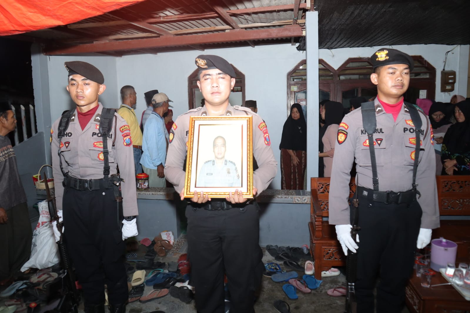 UPACARA: Pemakaman Aipda Kiswanto digelar secara kedinasan oleh kepolisian di Kabupaten Lamongan, Jawa Timur, Rabu (18/12/2024).