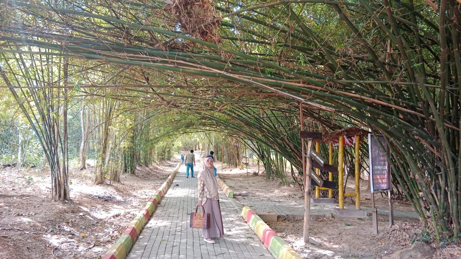 Wisata bambu yang ada di Km 15 Balikpapan. Wilayah ini masuk dalam kecamatan Balikpapan Utara. (SOEYONO SE/BALPOS)