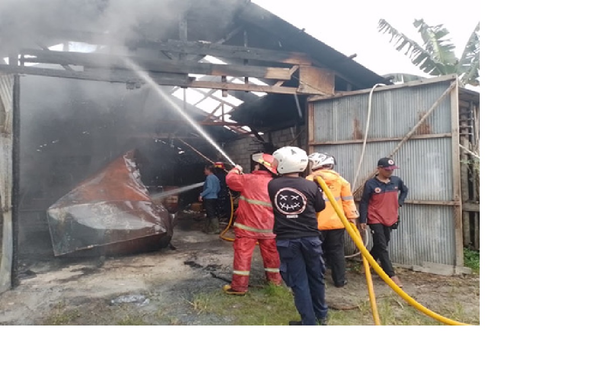 MELEDAK: Petugas Damkar Kobar saat melakukan pemadaman dan pembasahan di TKP ledakan tangki yang diduga untuk melangsir BBM