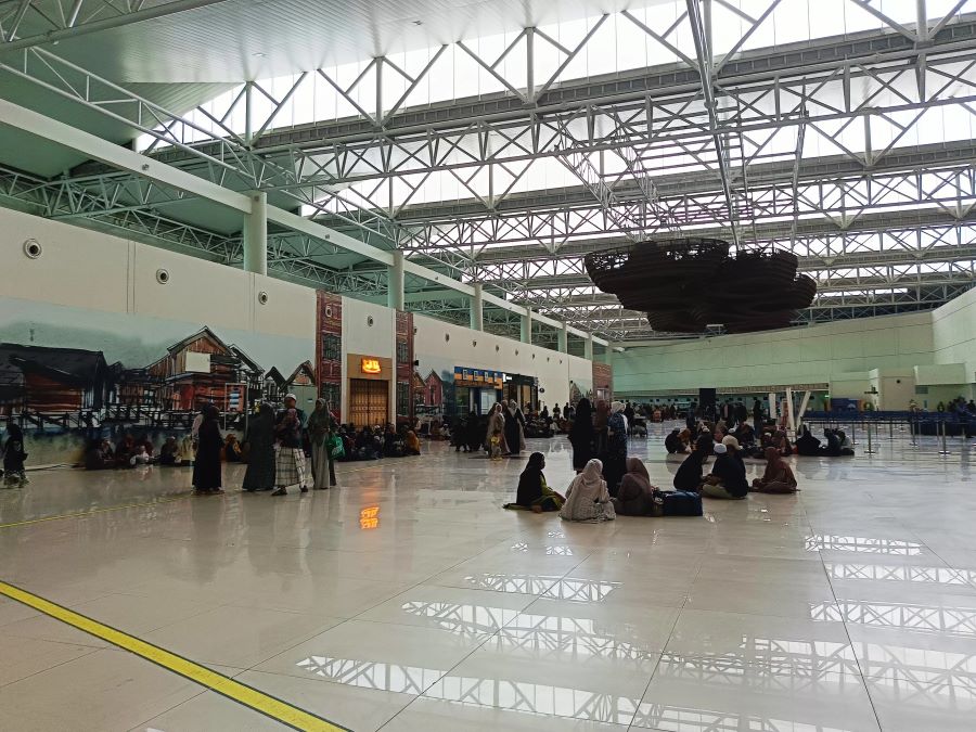 CHECK IN:Suasana di area kedatangan penumpang di Bandara Syamsudin Noor.(Foto:Sheilla Farazela/Radar Banjarmasin)