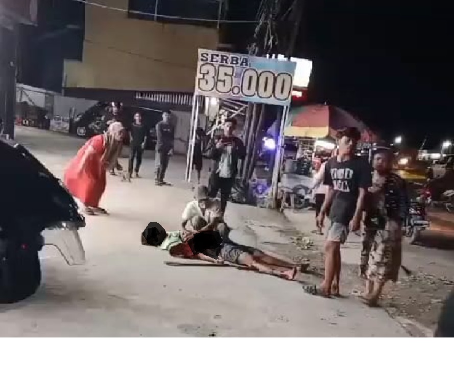 TUMBANG:Korban Amat Setrum terjatuh setelah mengalami satu tusukan dari seterunya.