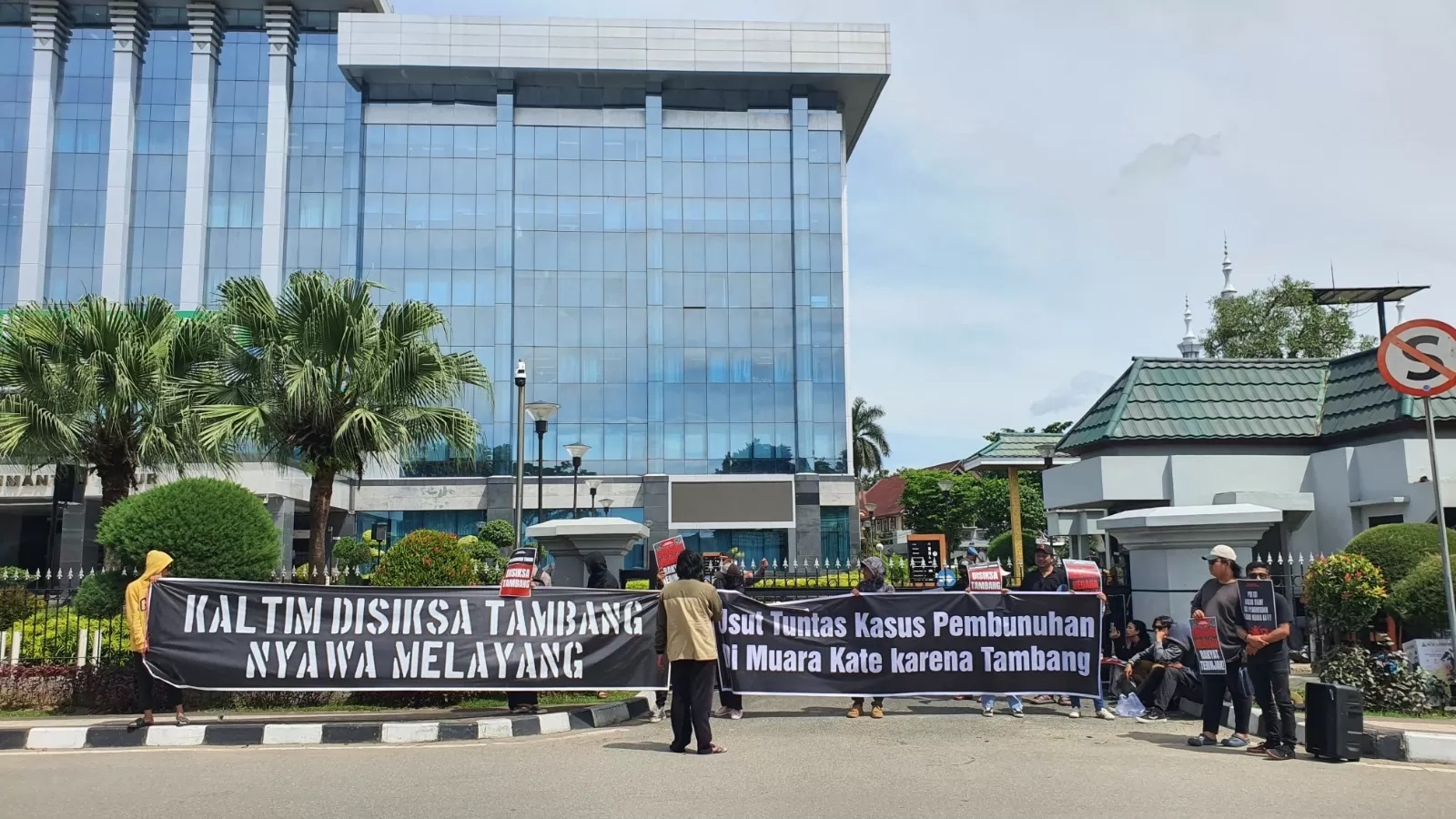 PROTES. Aksi unjuk rasa yang dilakukan Koalisi Masyarakat Sipil di depan Kantor Gubernur Kaltim. Mereka meminta aparat dan pemerintah daerah bertindak untuk mengungkap kasus pembunuhan di Paser.