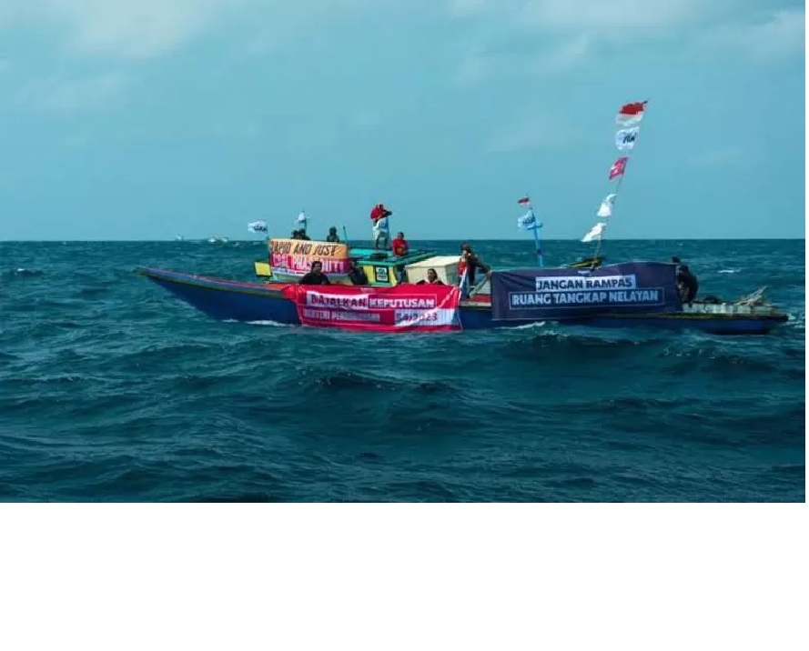 AKSI DEMO. Aksi unjuk rasa yang dilakukan kelompok nelayan di perairan laut dan Teluk Balikpapan. Aktivitas bongkar muat di kawasan itu membuat keberadaan nelayan terancam.