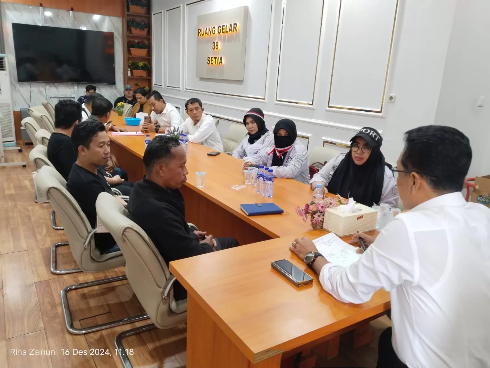 MEMPERTANYAKAN. Tim TRC PPA Kaltim dan keluarga bayi Nadhifa, melakukan pertemuan dengan tim penyidik Satreskrim Polresta Samarinda