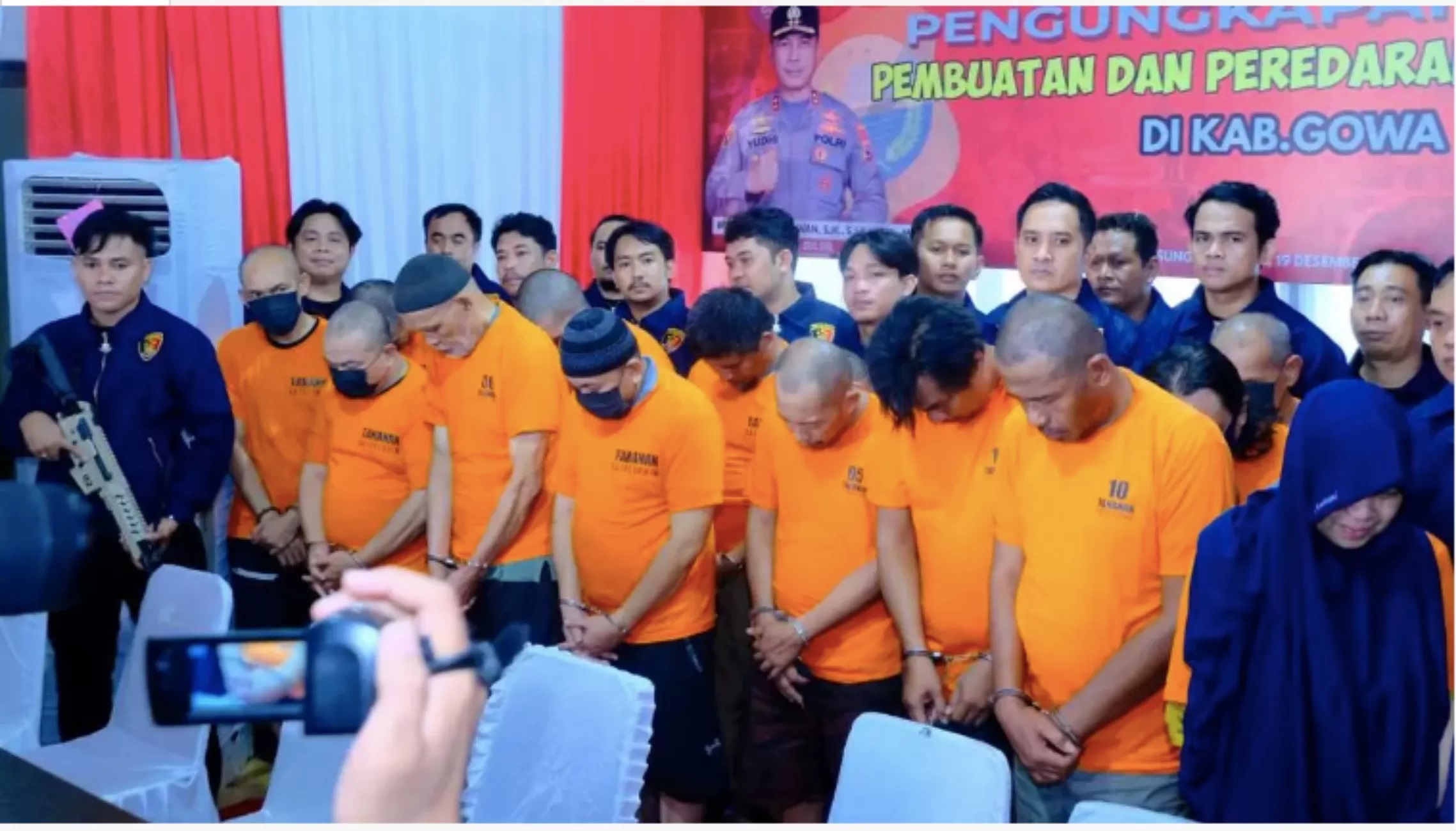 Para tersangka pencetakan uang palsu di Kampus UIN Alauddin Makassar. (Foto: Humas Polda Sulsel)