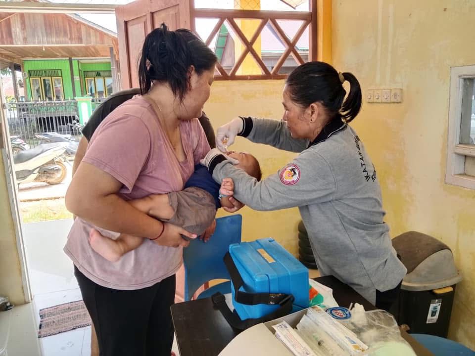 DUKUNG:  Pemberian makanan tambahan di posyandu di Desa Marah Haloq dan Desa Lung Melah, Kecamatan Telen, Kutim, oleh PT SAP.