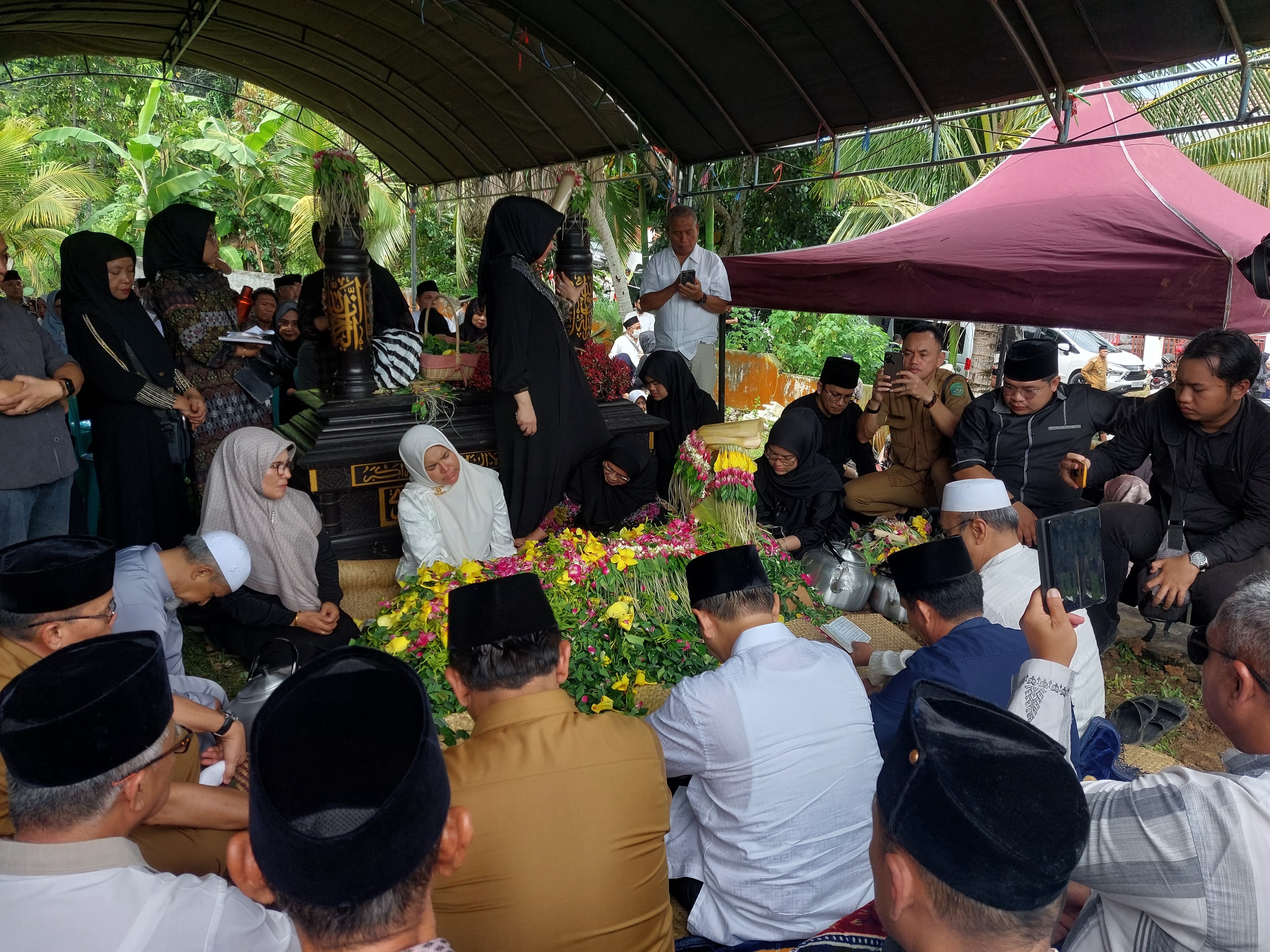 Prosesi pemakaman Mantan Gubernur Kaltim, Awang Faroek Ishak di Kuburan Muslimin Sukarame, Tenggarong (Elmo/Prokal.co)