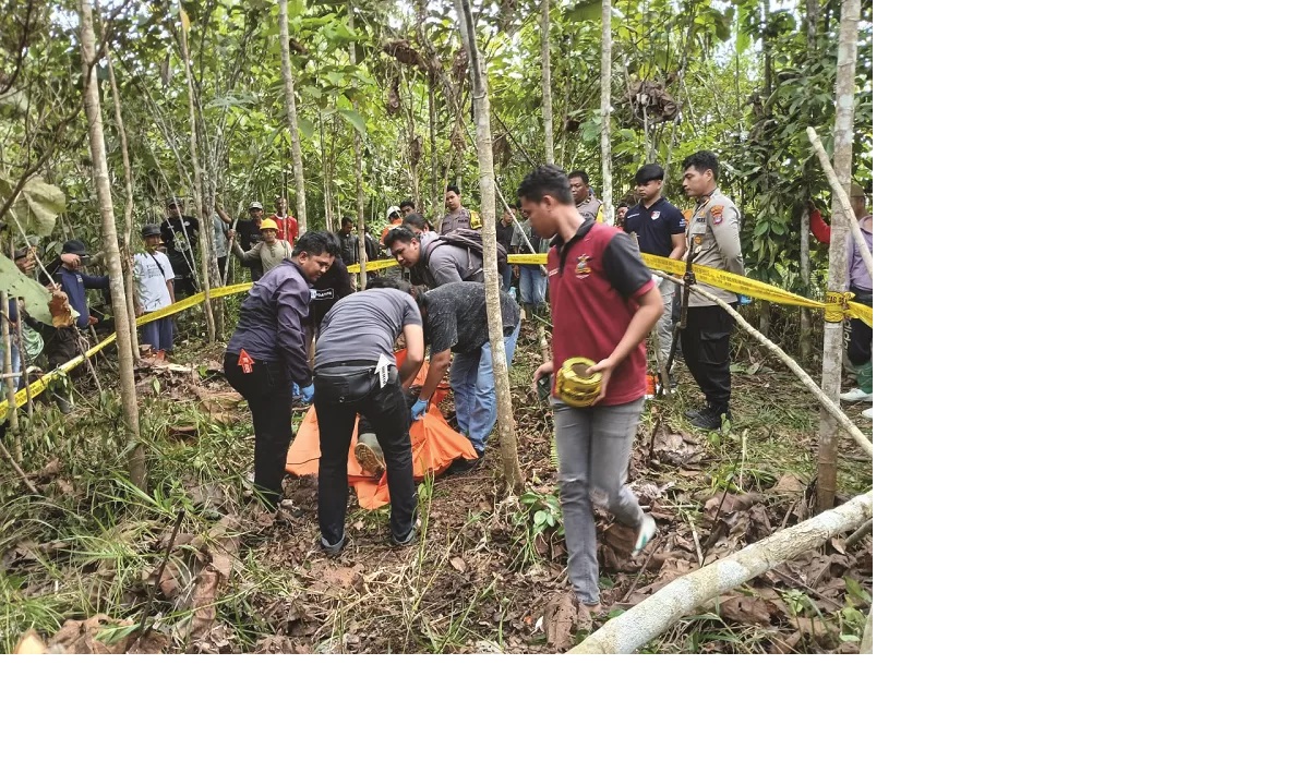TAK BERNYAWAI: Pihak kepolisian mengevakuasi jenazah Sa, dan selanjutnya dibawa ke rumah sakit untuk divisum.